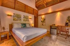 Habitación con cama king ybaño en bungalow Namú, Punta Cocles