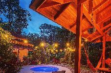 Piscina de Namú Bungalows con terraza y jardín tropical en Punta Cocles
