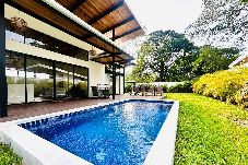 Piscina privada de Jabillo junto a la terraza y jardín cerca de Puerto Viejo