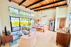 Sala y cocina abierta con isla en Jabillo cerca de Puerto Viejo