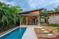 Piscina privada con tumbonas y bungalow en Buke Villa, Puerto Viejo
