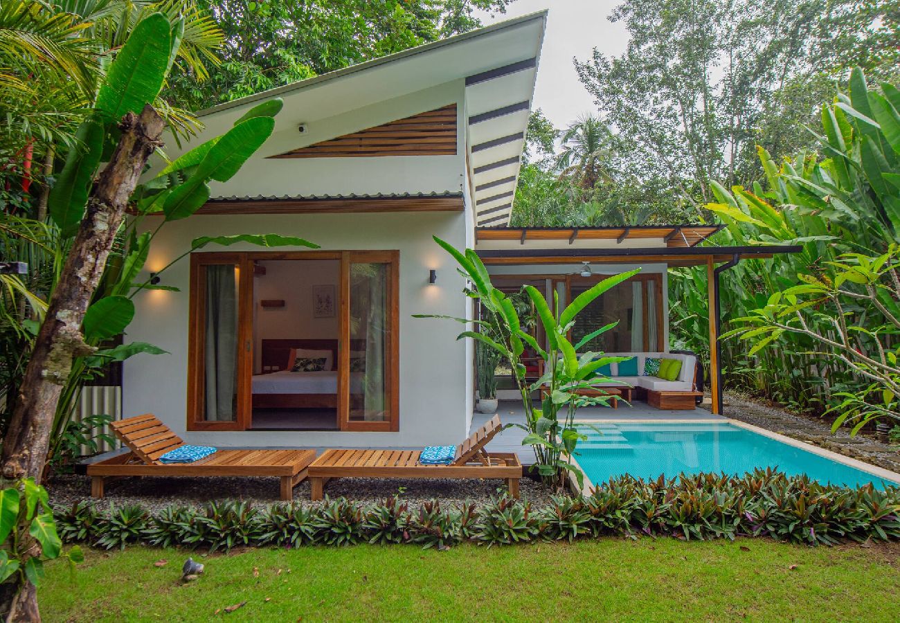 Exterior de Koral con piscina privada y terraza en Playa Chiquita