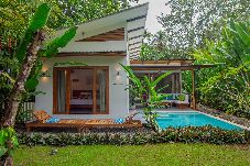 Exterior de Koral con piscina privada y terraza en Playa Chiquita
