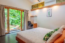 Habitación con aire acondicionado y vista al jardín tropical en Koral