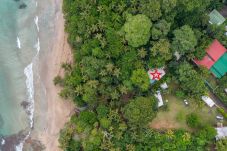 Vista aérea de Koral frente a la playa en Playa Chiquita, Costa Rica