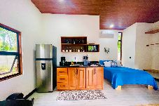 Studio con cocina equipada y aire acondicionado en Playa Cocles