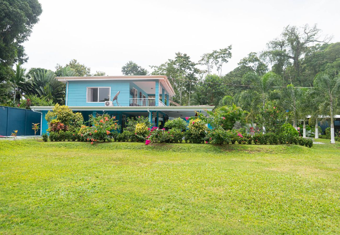Exterior de Paraíso Tropical rodeado de jardín tropical en Playa Cocles, Puerto Viejo.