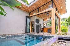 Piscina privada de Villa Amanda 1 con vista al área abierta de la villa en Playa Negra, Puerto Viejo.