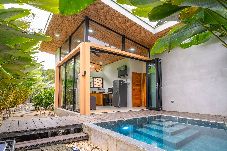 Piscina privada de Villa Amanda con vista al área abierta de la villa en Playa Negra, Puerto Viejo.