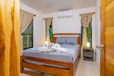 Habitación de Villa Amanda con cama queen y aire acondicionado en Playa Negra, Puerto Viejo.